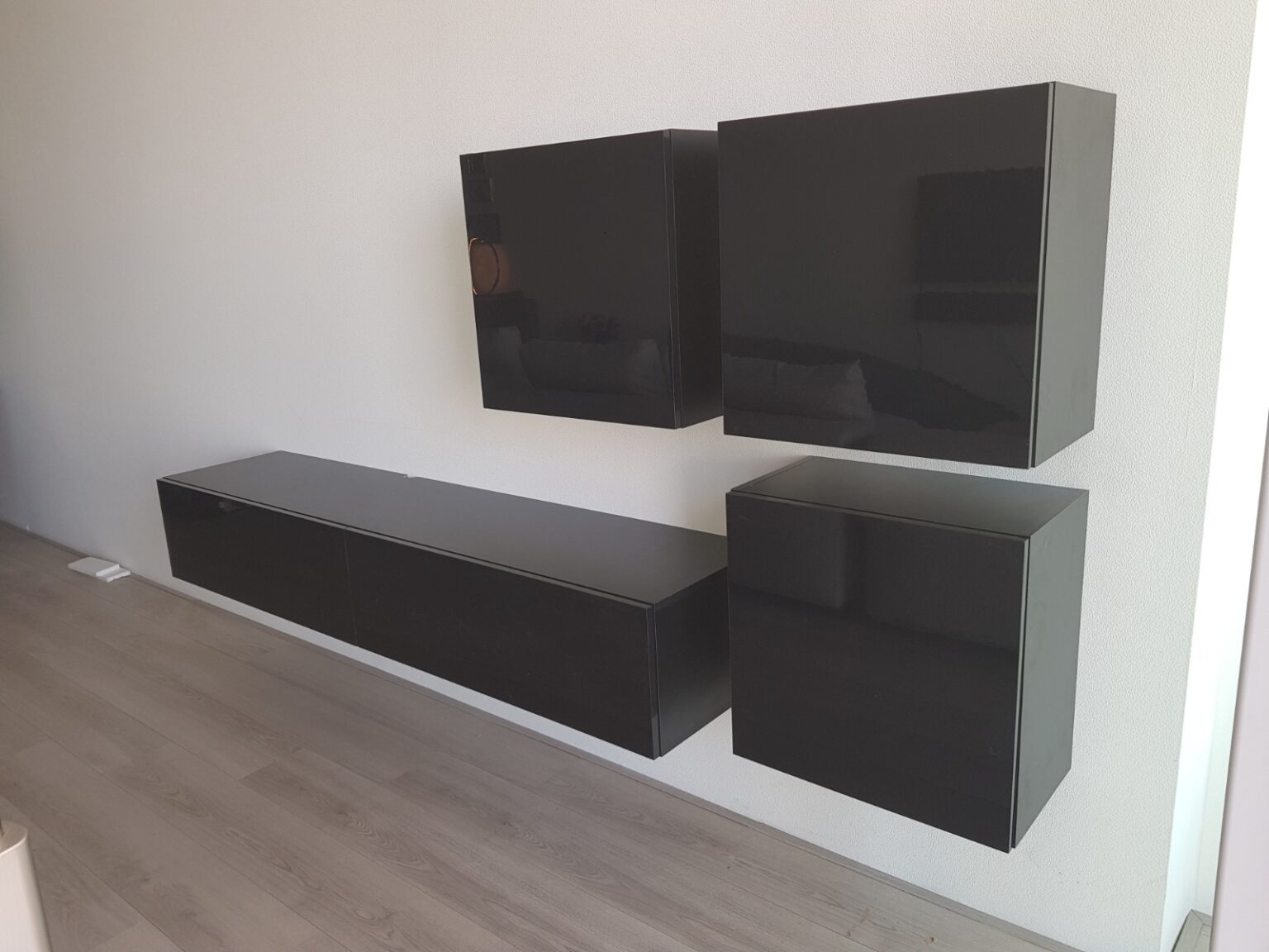 Vierkante kubussen zwevend wandmeubel mat zwart - hoogglans zwart