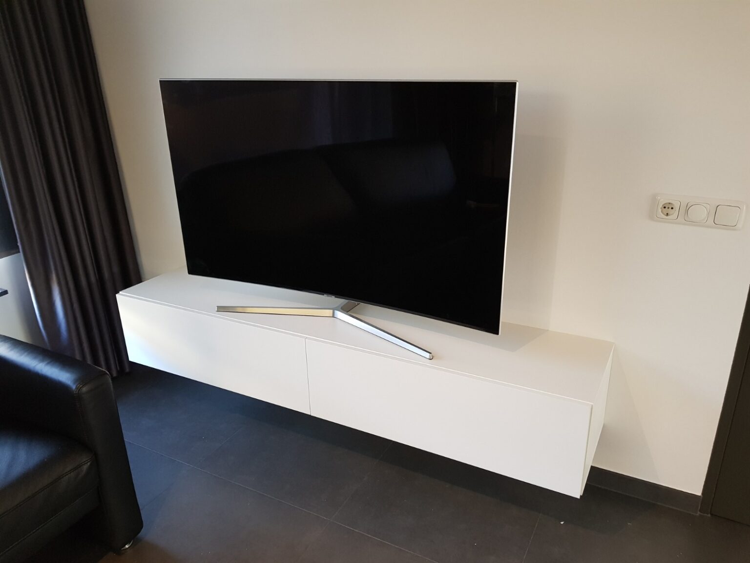 Montagefoto tv-meubel Bobbie 140 Wit
