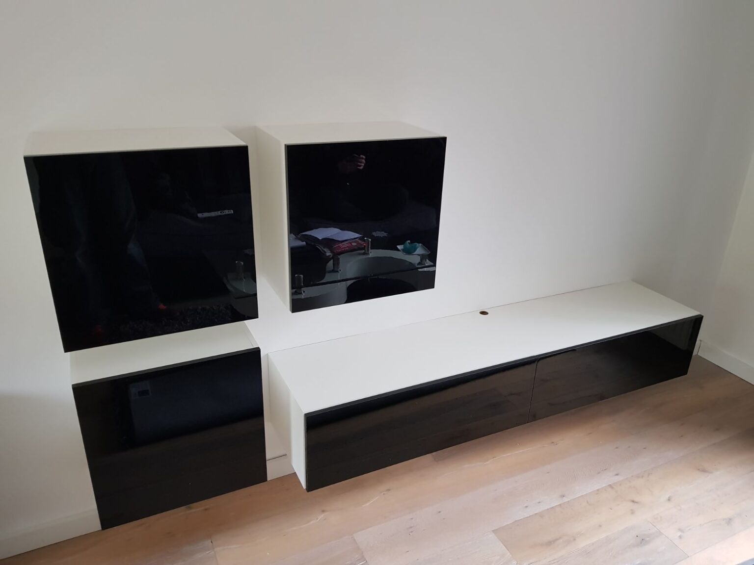 Montagefoto tv-wandmeubel Ziggy Mat wit - Hoogglans zwart