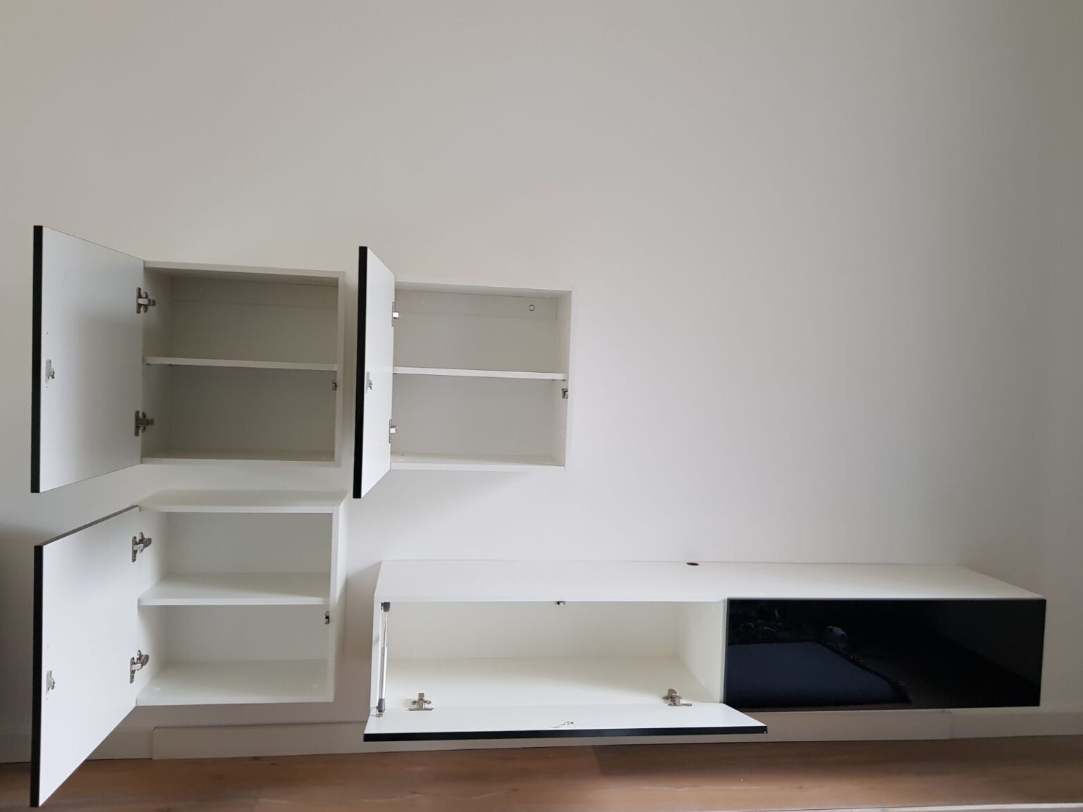 Binnenkant tv-wandmeubel Ziggy Mat wit - Hoogglans zwart