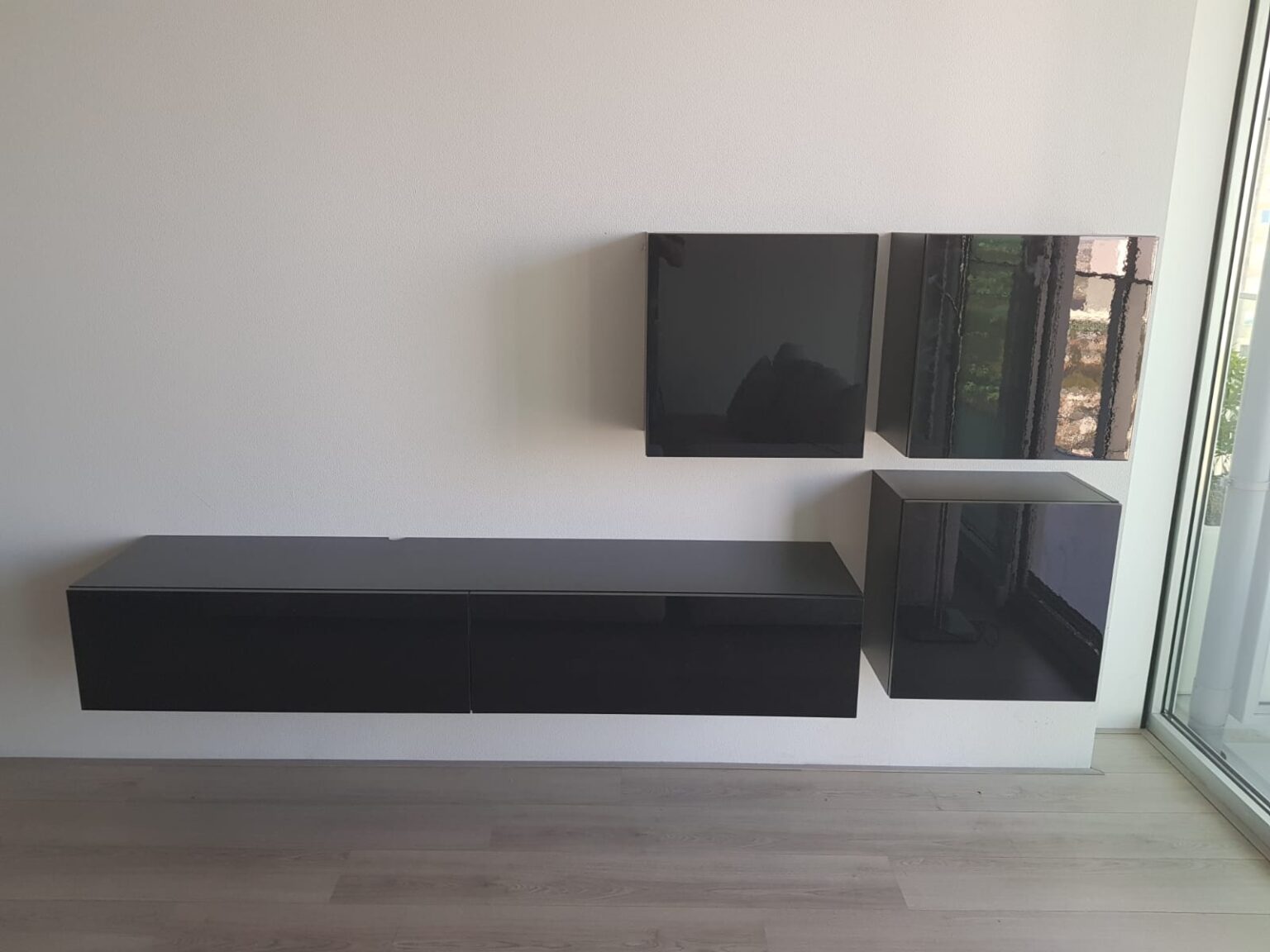 vooraanzicht tv-wandmeubel met kubussen zwart - hoogglans zwart